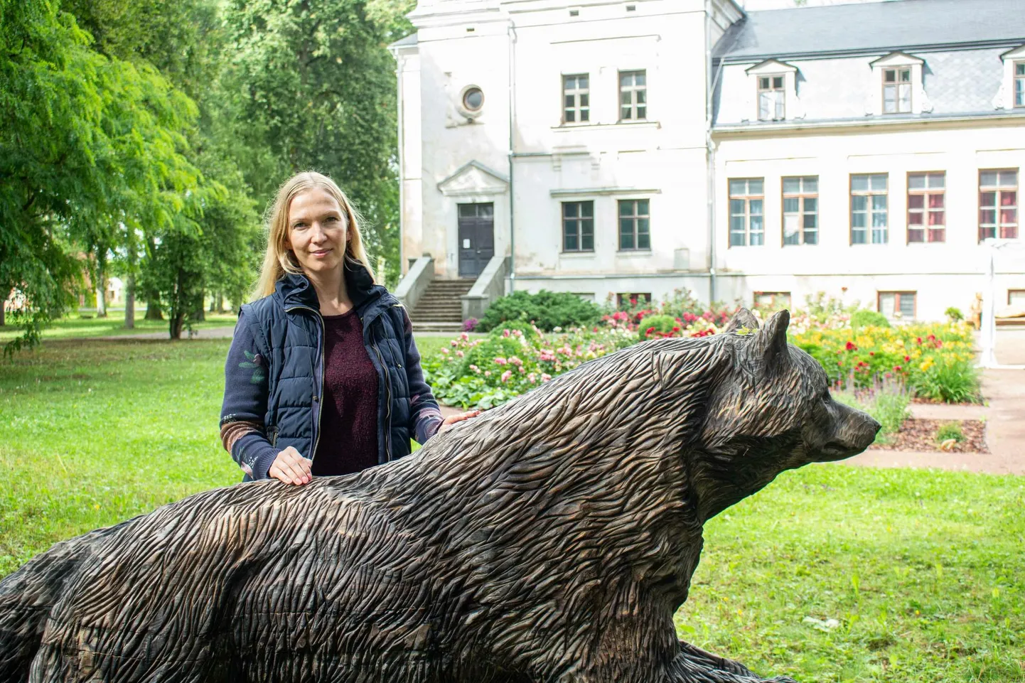 Kaagjärve mõisapreili Maritta Pillaroo mõisahäärberi ees