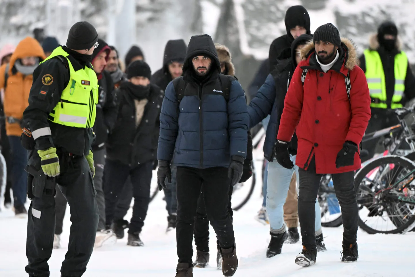 Мигранты на финско-российской границе перед ее закрытием в ноябре 2023 года.