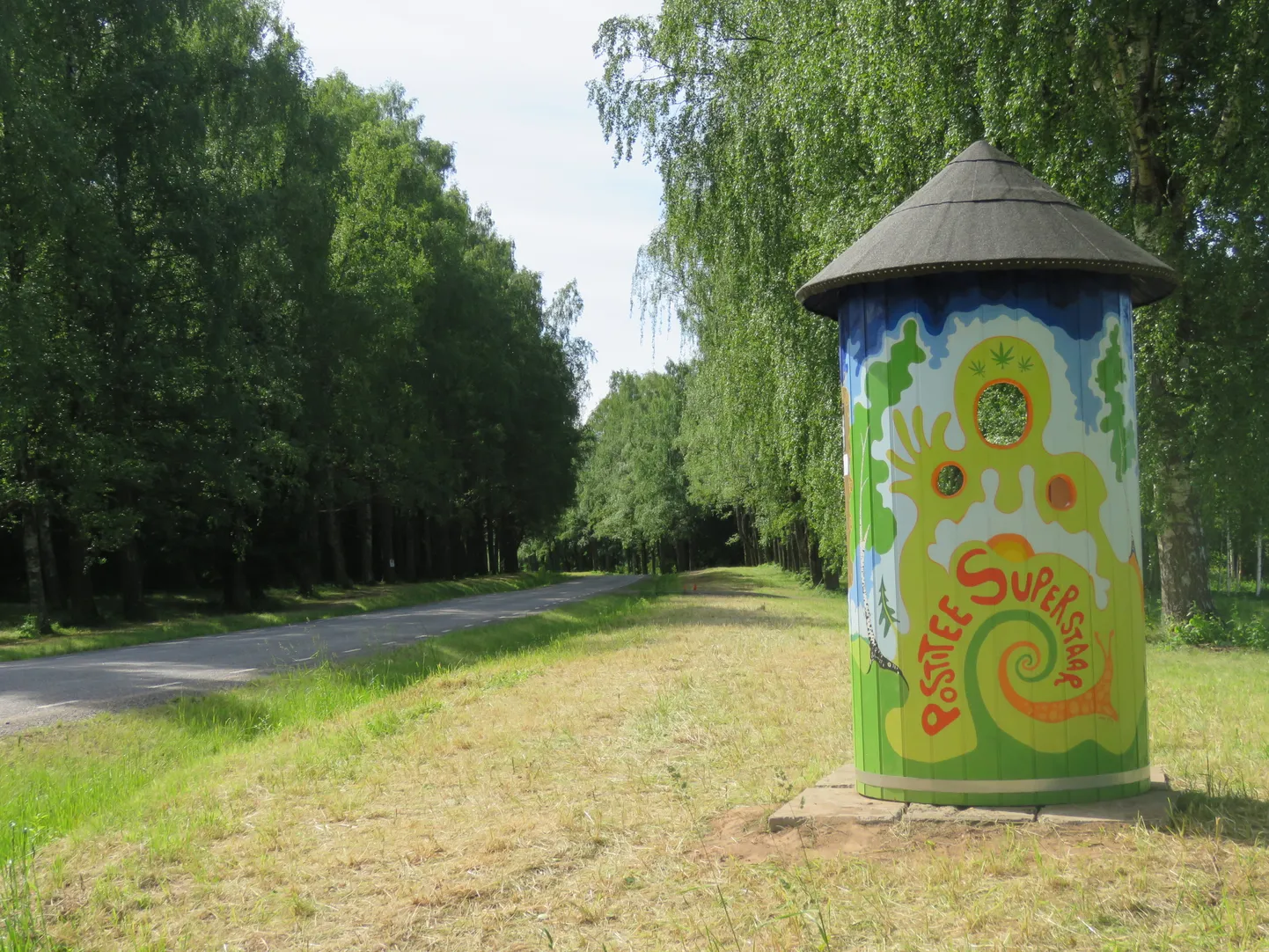 Ihamaru külas on püsti pandud Postitee post.