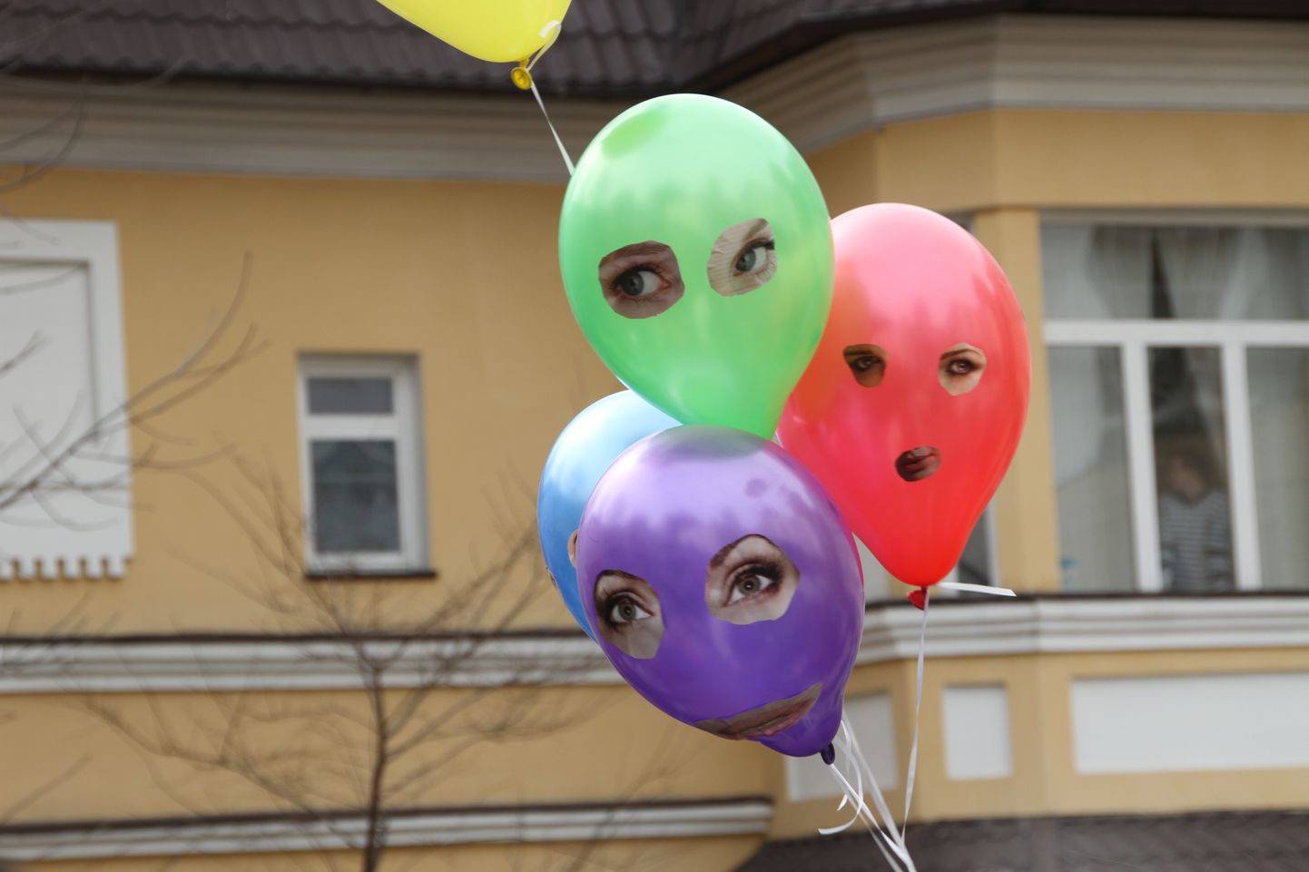 Õhupallid bändiliikmete nägudega.