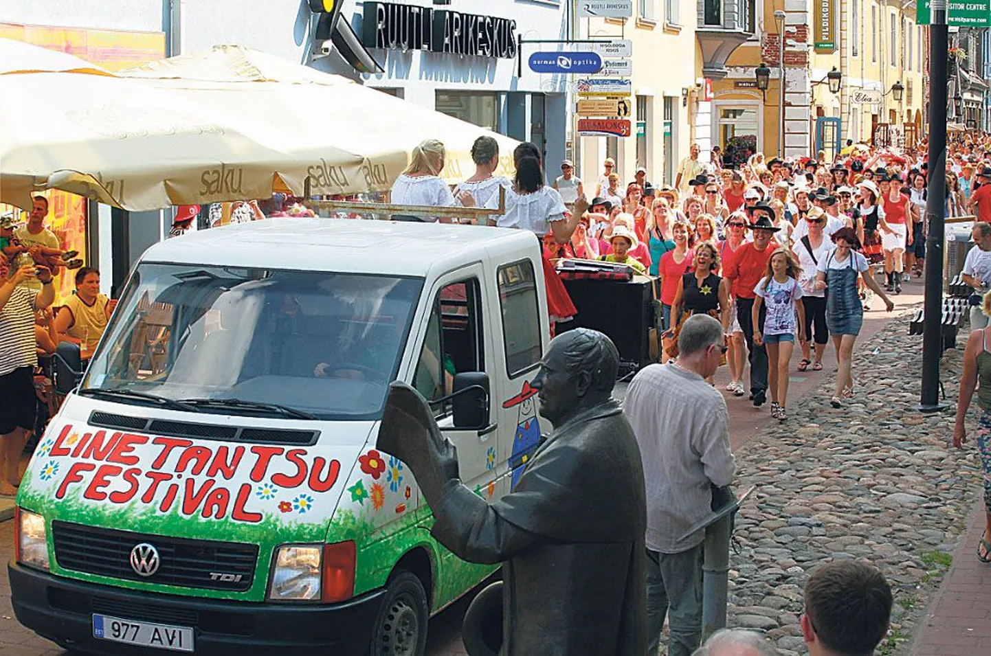 Meenutus eelmise aasta line-tantsufestivalilt.