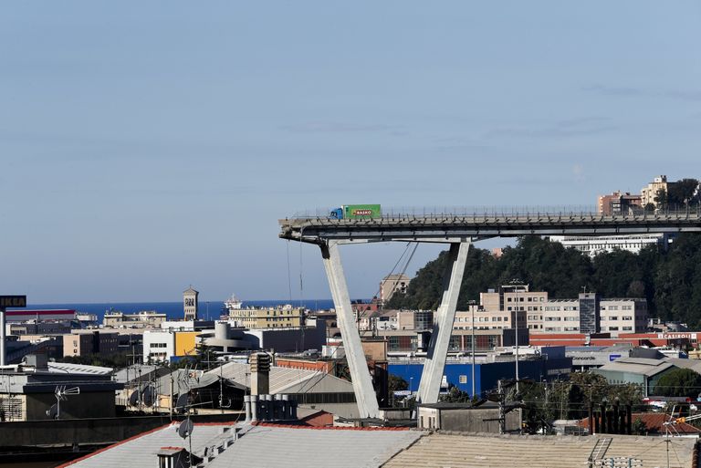 Supermarketite keti Basko veoauto Morandi silla terveks jäänud osal