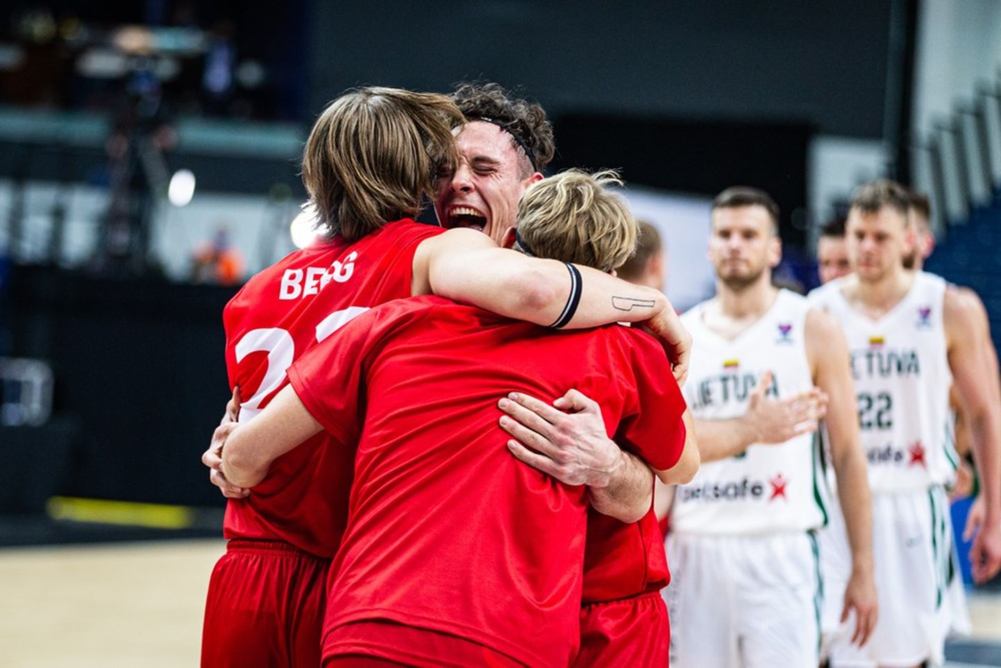 Dānijas basketbolisti priecājas par uzvaru pār Lietuvu.