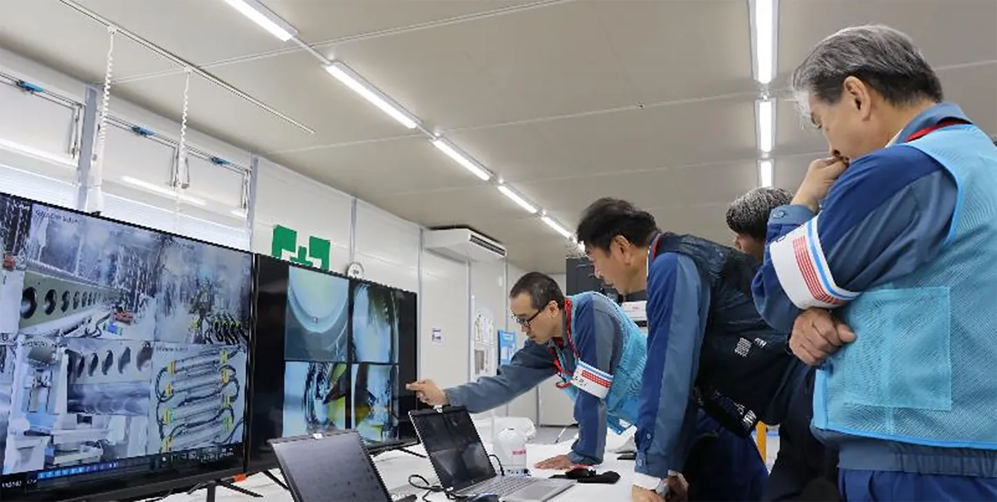 TEPCO juhid jälgivad sel mullu septembris tehtud fotol tuumajaama töötajate protseduurilisi toiminguid Fukushima Daiichi tuumaelektrijaamas Okumas, mis asub Jaapani põhjaosas Fukushima prefektuuris.