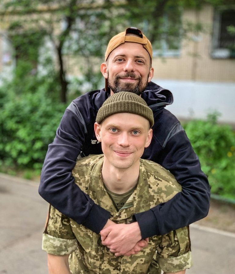 Вадим Булик, волонтер в Украине, с братом - военнослужащим 