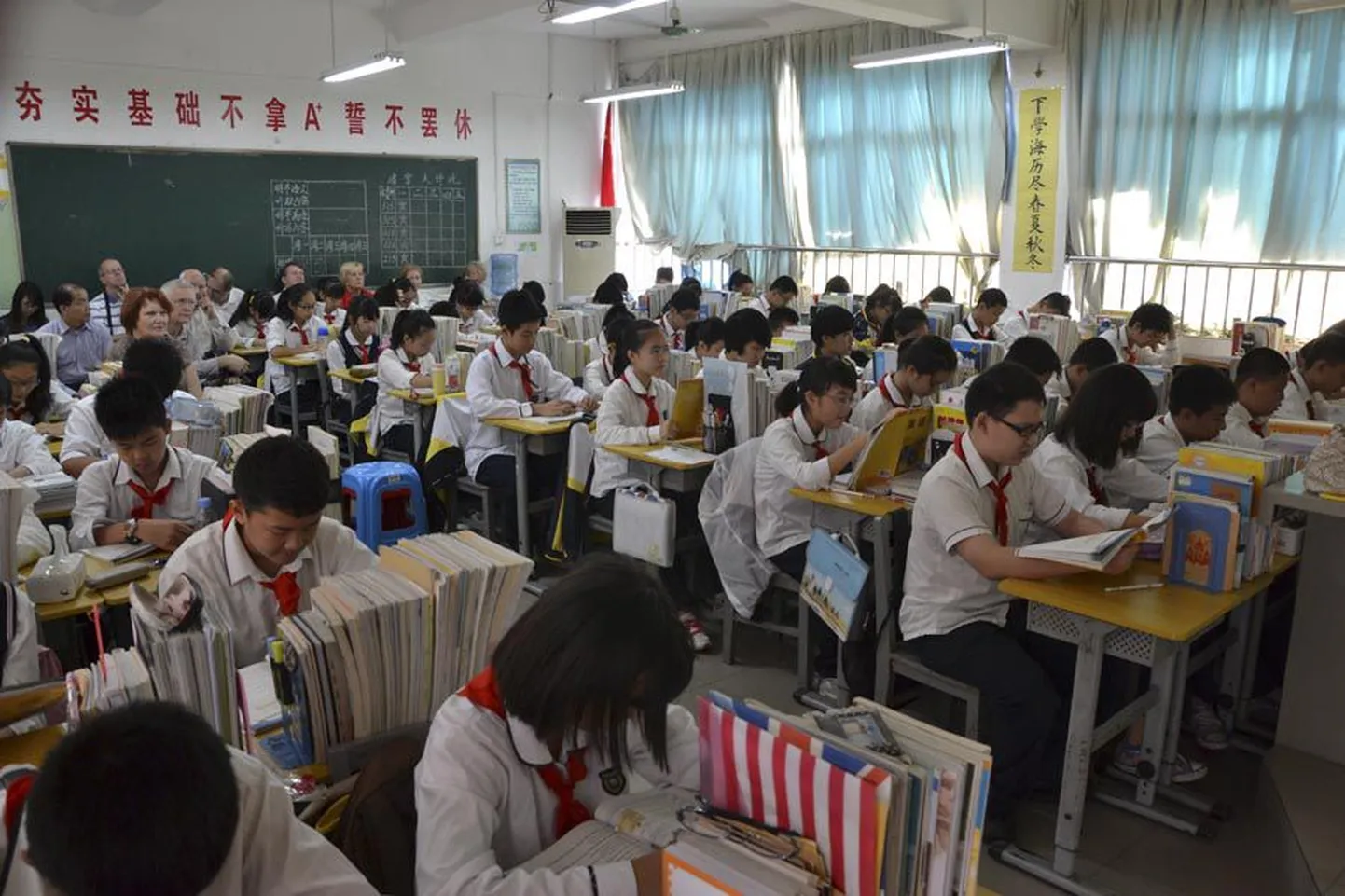 Õpetajakuulekad Hiina õpilased saavutasid PISA edetabelis esikoha nii loodusteadustes, matemaatikas kui ka lugemisoskuses.