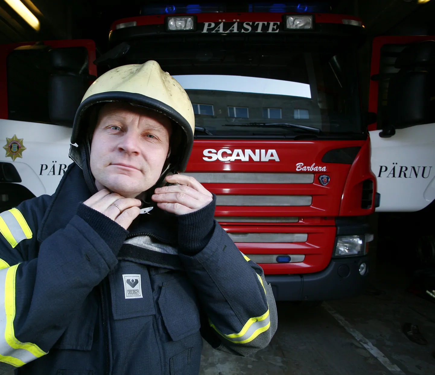 Antti Lääts räägib Pärnu keskraamatukogus lastele päästjate tööst.