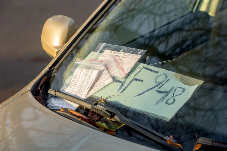 Pärnus Pargi tänaval seisva päevinäinud Volkswageni tuuleklaas oli novembris trahvisedelitega kaetud.