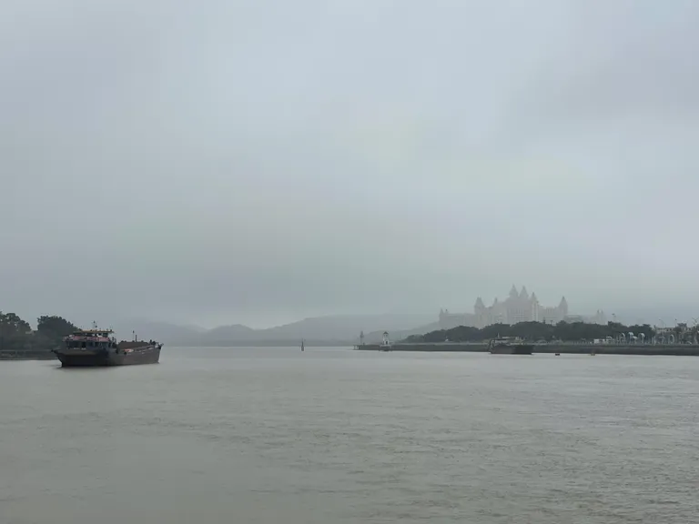 Macau – üle mere Hongkongist umbes tunnise laeva- või bussisõidu kaugusel.