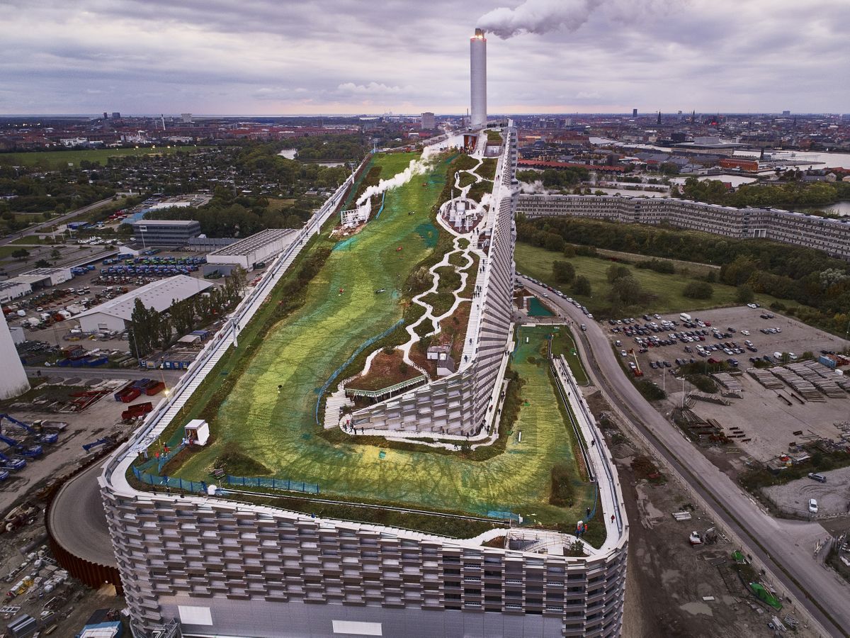 Amager Bakke on prügist energiat tootev tehas, mis asendas vana söepõletusjaama Kopenhaageni lähedal. Tehas toodab elektrit vähemalt 60 000 majapidamise jaoks ja sooja vähemalt 72 000 majapidamisele. Kõrgetasemeline filtrite süsteem vähendab kahjulike lämmastikugaaside eraldumist peaaegu nullini. 4. oktoober 2019.