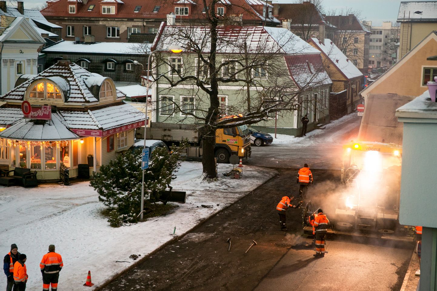 Pärnu Kesklinna tänavatel hakati vastu talve asfalti maha panema.