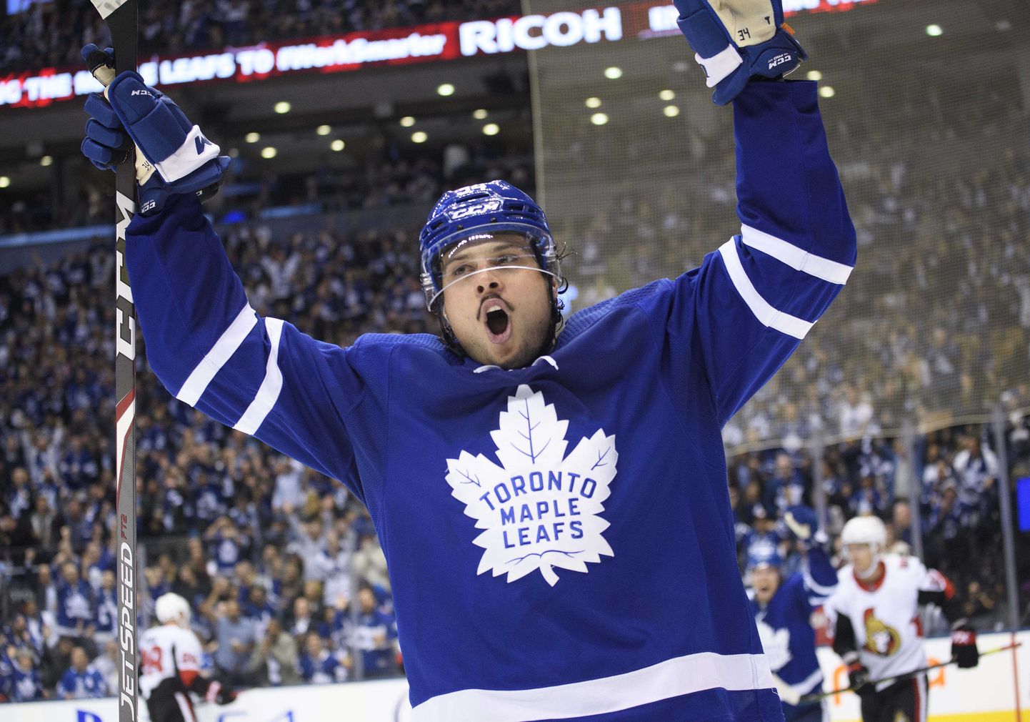 Toronto Maple Leafsi hokimees Auston Matthews  tähistab Ottawa Senatorsi vastu visatud väravat.