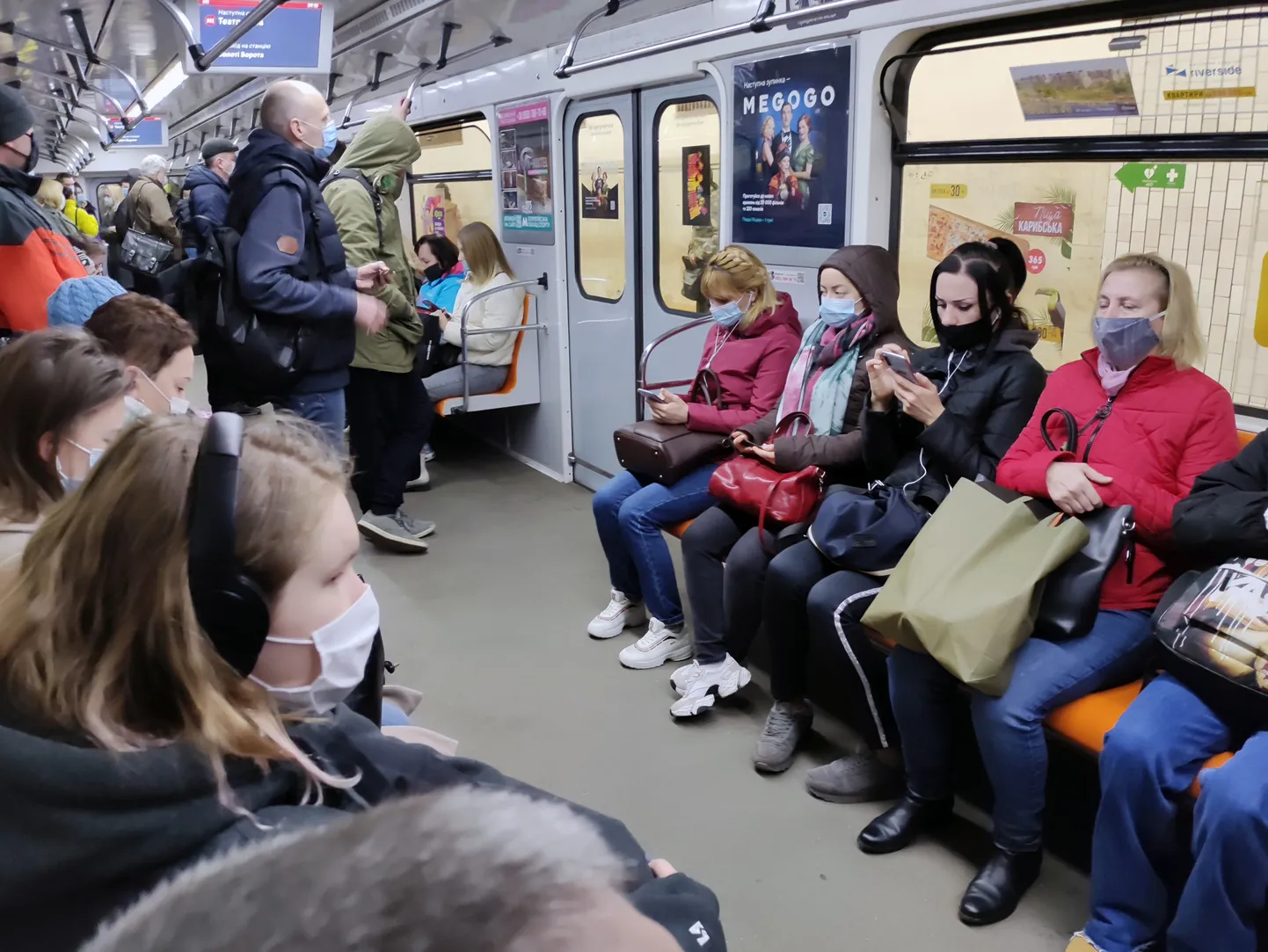 Kaitsemaskides sõitjad Kiievi metroos.