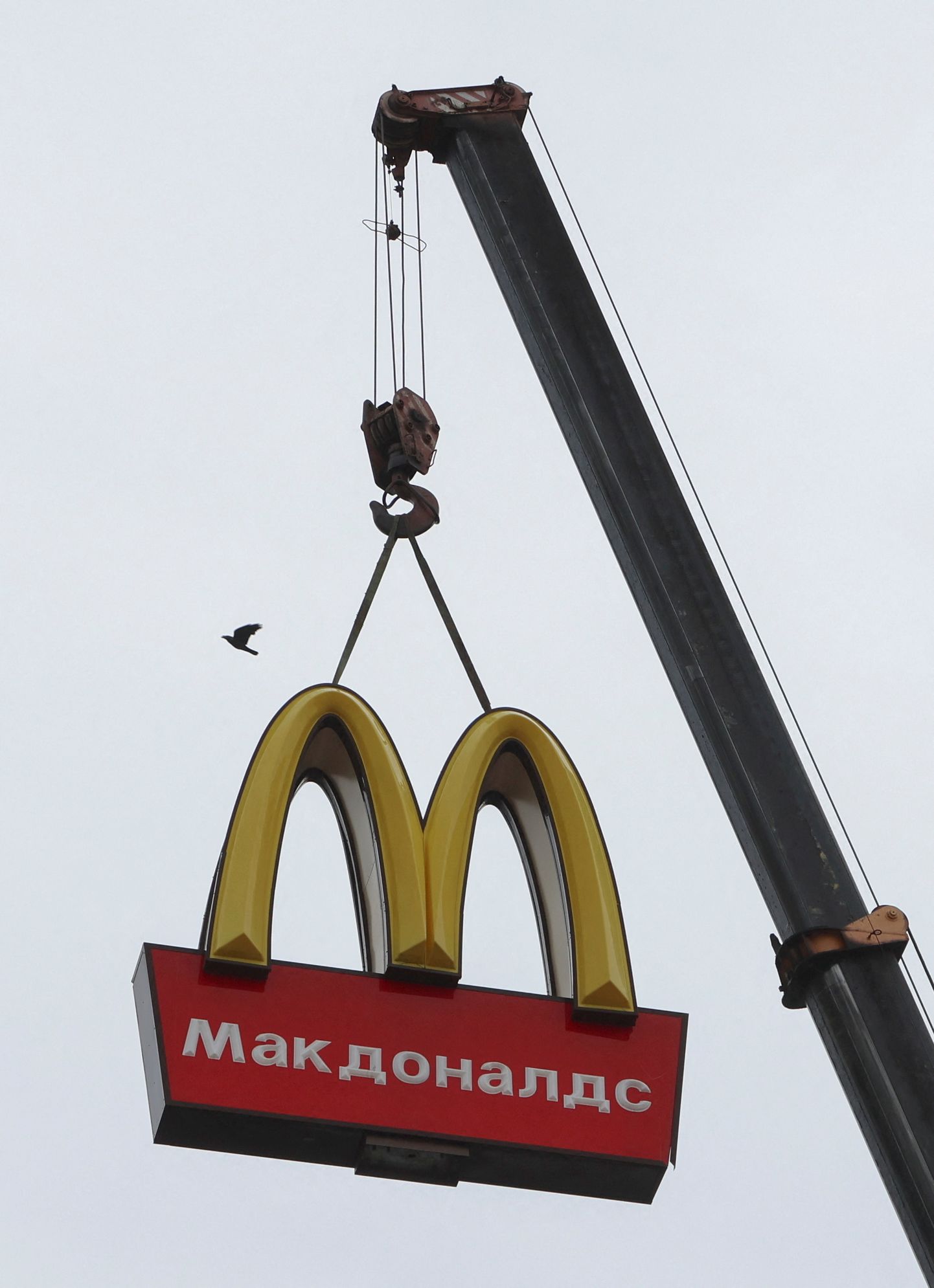 McDonald'si logo eemaldamine Kingisepa linnas Leningradi oblastis.