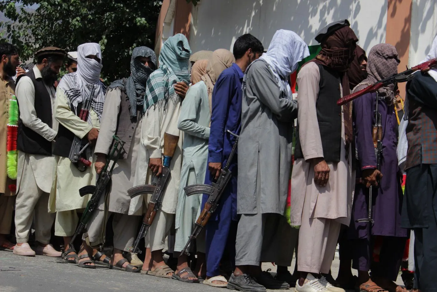 Talibani ja äärmusrühmituse Islamiriik võitlejad loovutamas oma relvi Afganistanis Kunari provintsis.