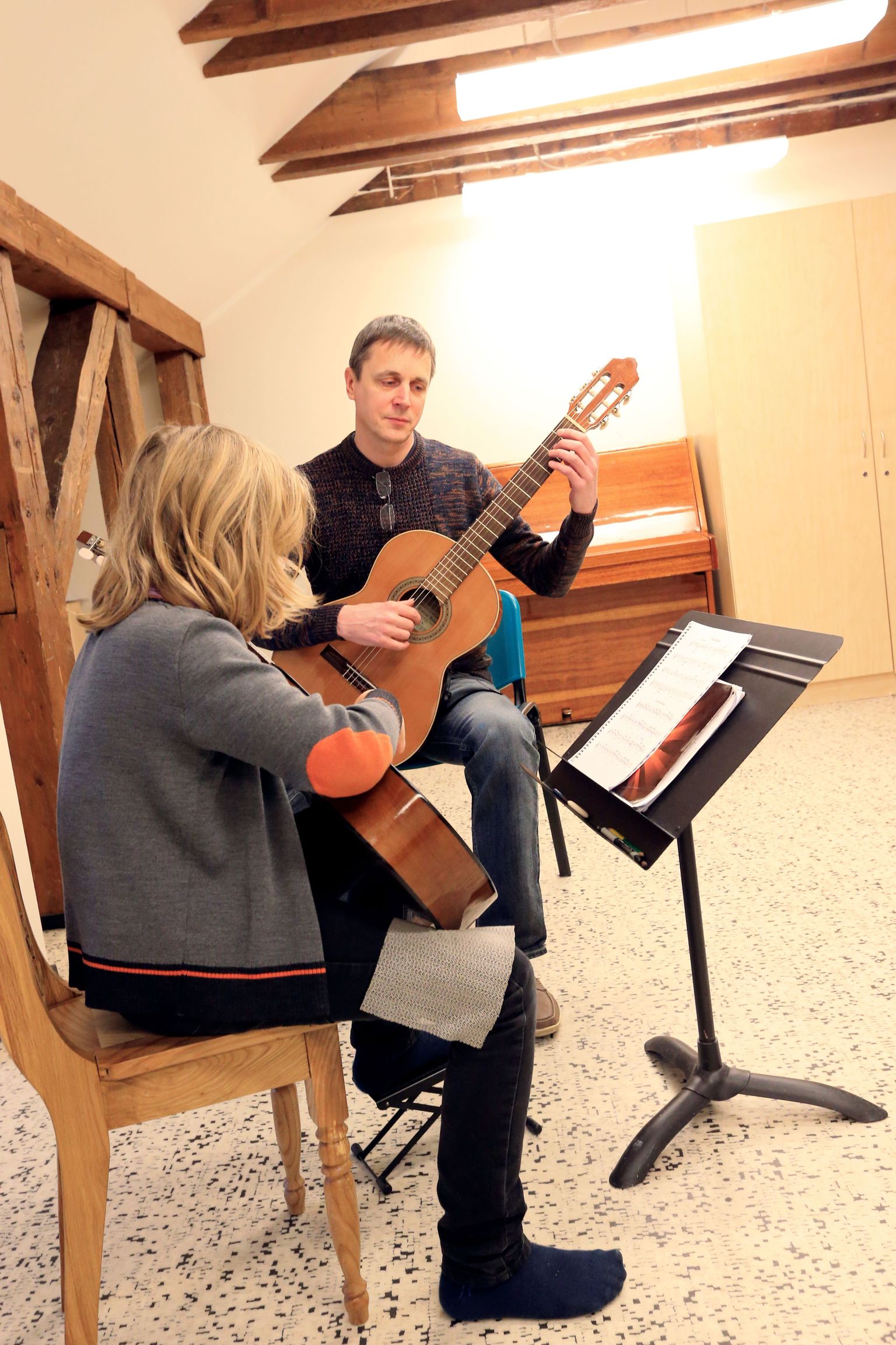 Kauaaegne kitarriõpetaja Peep Peterson on kümmekond aastat tegelenud laste pilliõppega Elleri muusikakoolis. Selle töö kõrvalt asub ta koolitama ka lastemuusikakoolide õpetajaid, kelle kitarrimänguteadmised vajavad täiendamist.