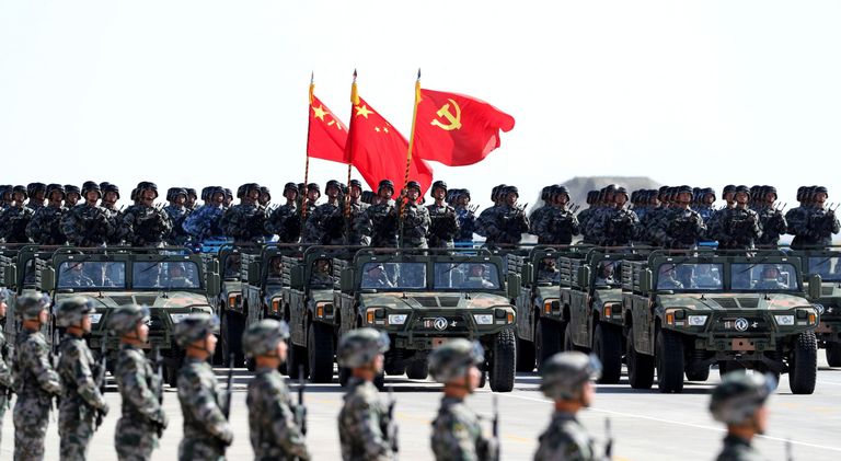 Hiina sõdurid osalemas paraadil.