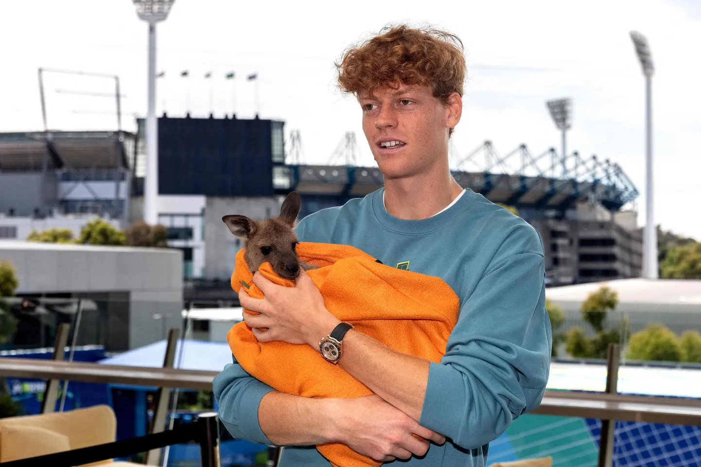 Jannik Sinner poseerimas Austraalia lahtiste eel känguruga.