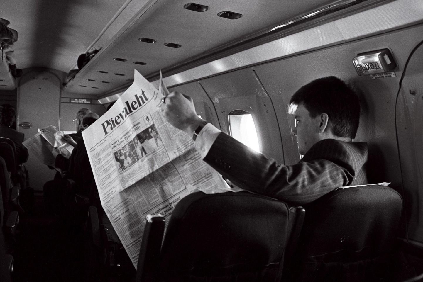 Toomas Sildam loeb Päevalehte lennukis teel Vilniusse. Veebruar 1992.