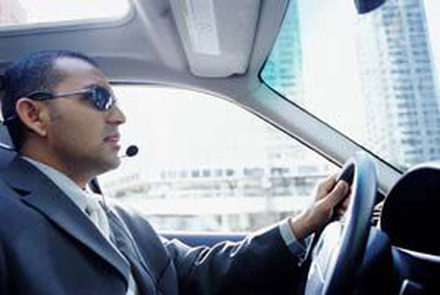 Mobiiltelefoniga sõidu ajal rääkimine hajutab tähelepanu ka siis, kui selleks kasutatakse peakomplekti.
