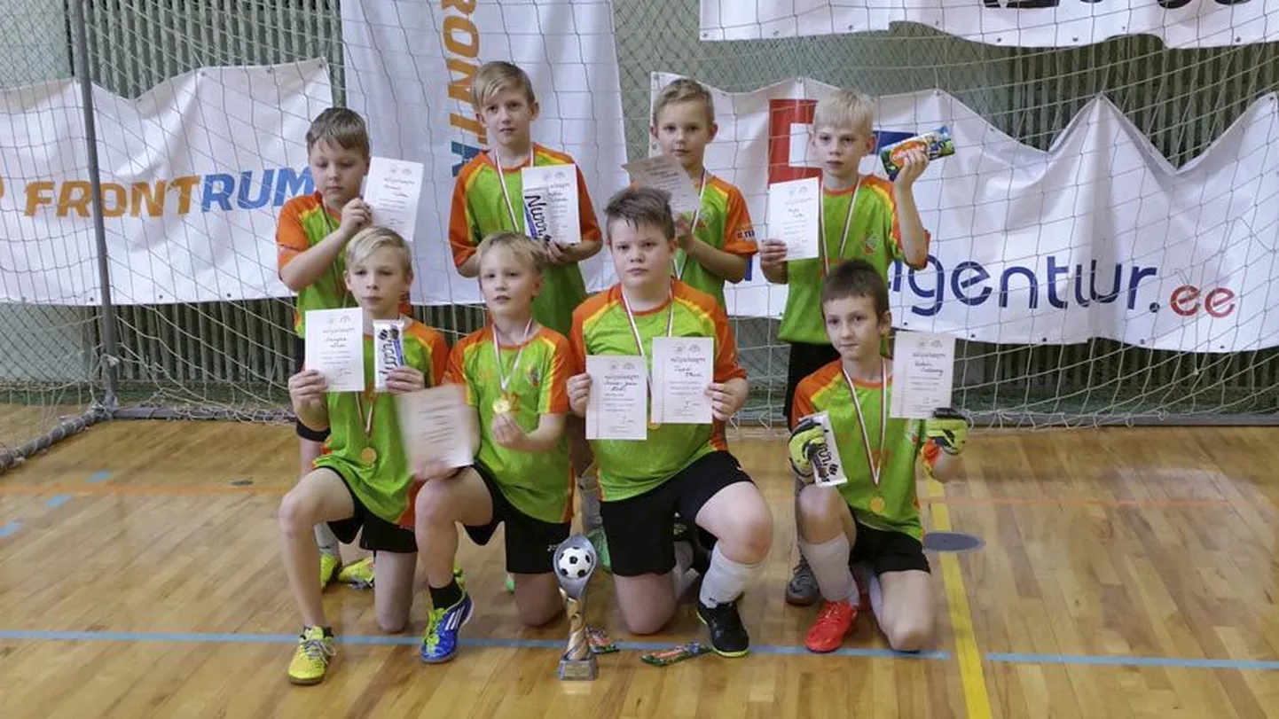 Suure-Jaani koolipoisid said saalijalgpalliturniiril esikoha.