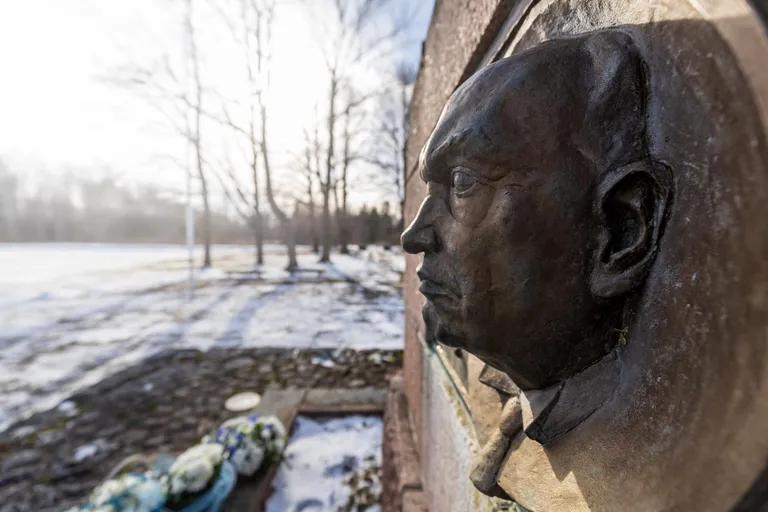 Konstantin Pätsi mälestussammas Tahkurannas.