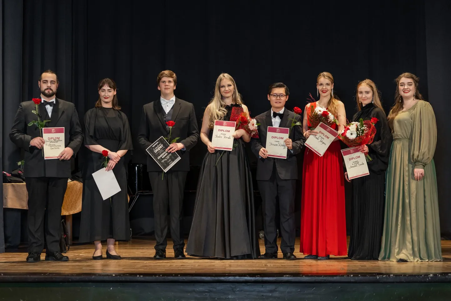 Vello Jürna konkursil pärjatud: Kristjan Häggblom (vasakult), Brigitta Listra, Brett Pruunsild, Kadri Kõrvek, Yixuan Wang, Kadi Jürgens, Annabel Soode ja Rael Rent. Lauljate tase oli kõrge ning hindajate arvates võinuks auhindu ja auhinnatuid olla enamgi.