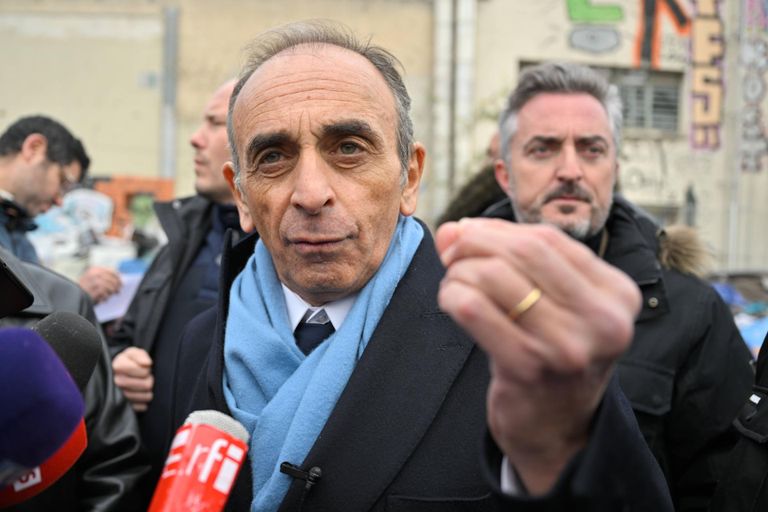 Paremäärmuslik kandidaat Éric Zemmour külastas nädalavahetusel kampaaniat tehes ebaseaduslikku turgu Marseille's. Ta on lubanud jõuliselt tõkestada sisserännet Prantsusmaale. 
