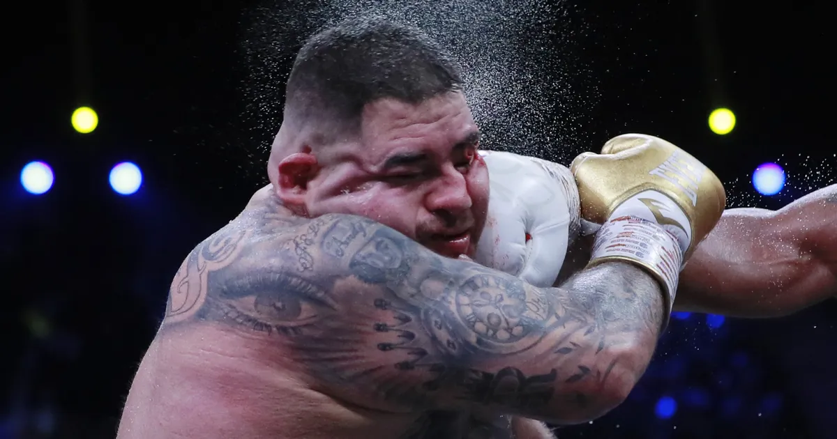 Femeia a depus ordin de restricție și a luat cu ea centura de campionat