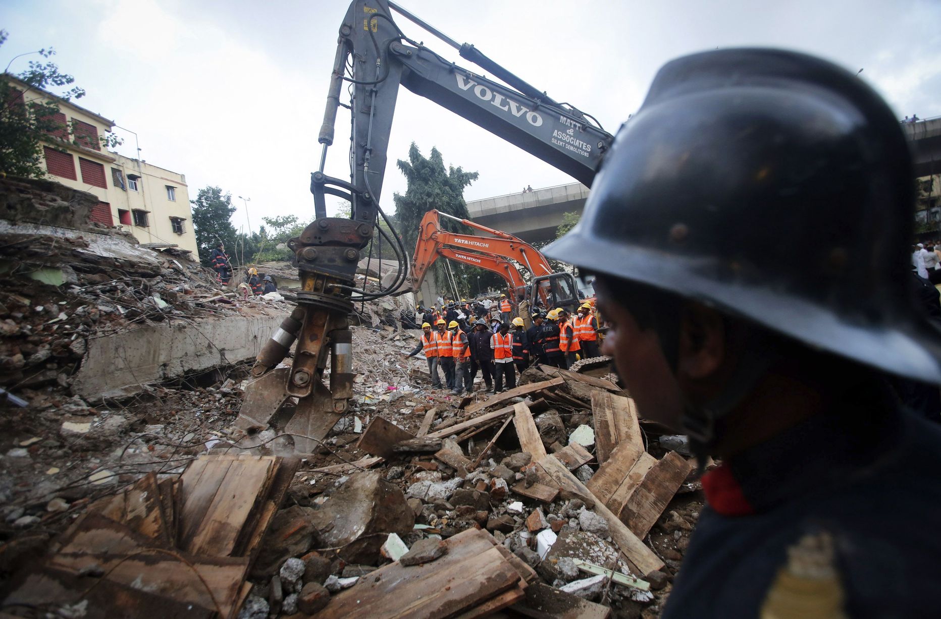Päästetöötajad otsivad Mumbai rusudest ellujäänuid.