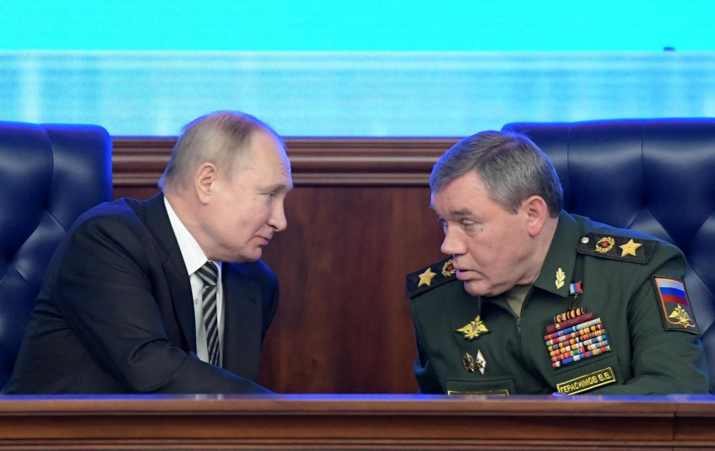 Venemaa president Vladimir Putin ja Vene armee kindralstaabi ülem armeekindral Valeri Gerassimov 2021. aasta 21. detsembril iga-aastasel kaitseministeeriumi juhtkonna koosolekul Moskvas. 