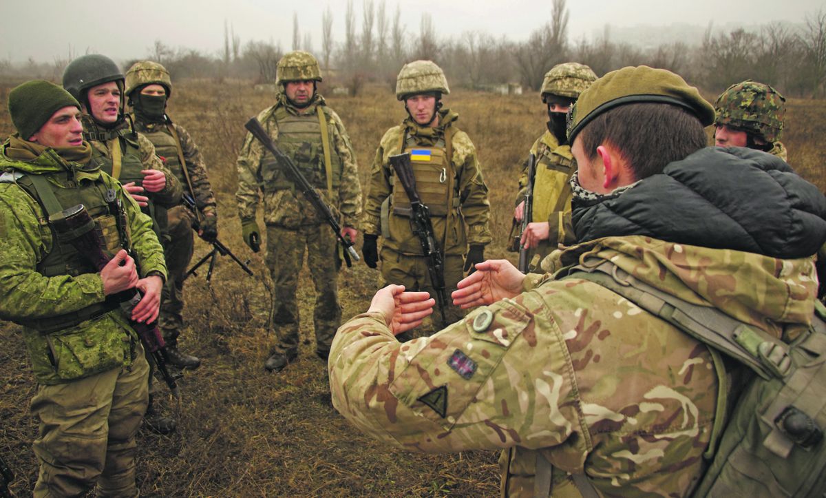 Тренировка украинских морских пехотинцев под руководством инструктора из Англии на полигоне.