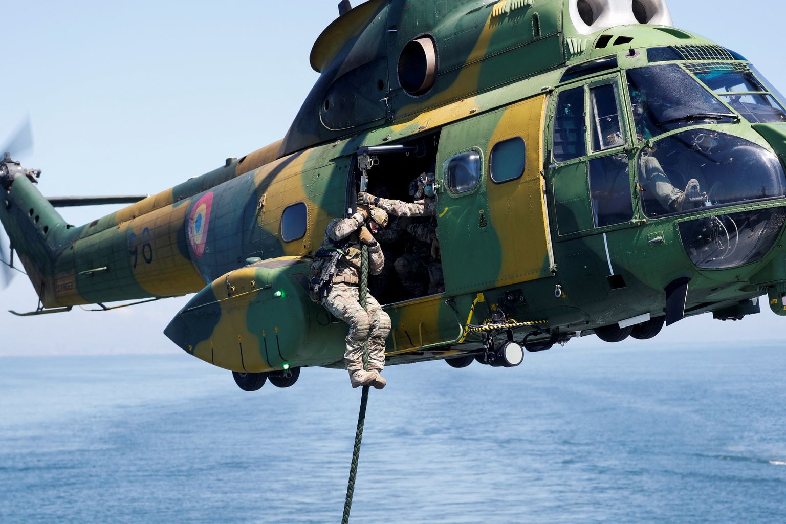 NATO sõdur laskumas 9. mail Musta mere kohal  Rumeenia helikopterist Puma 330. See õppus on osa suuremast Trojan Footprint 22 (TPF 22) õppusest