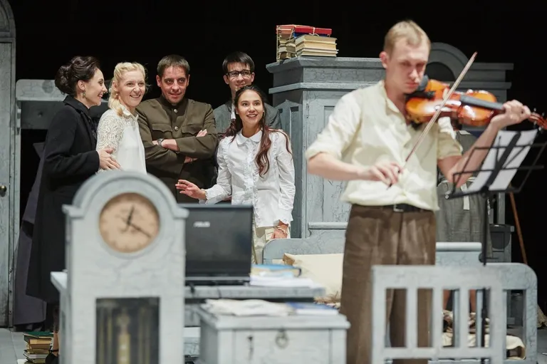 Hetk Novosibirski teatri Krasnõi Fakel lavastusest «Kolm õde».