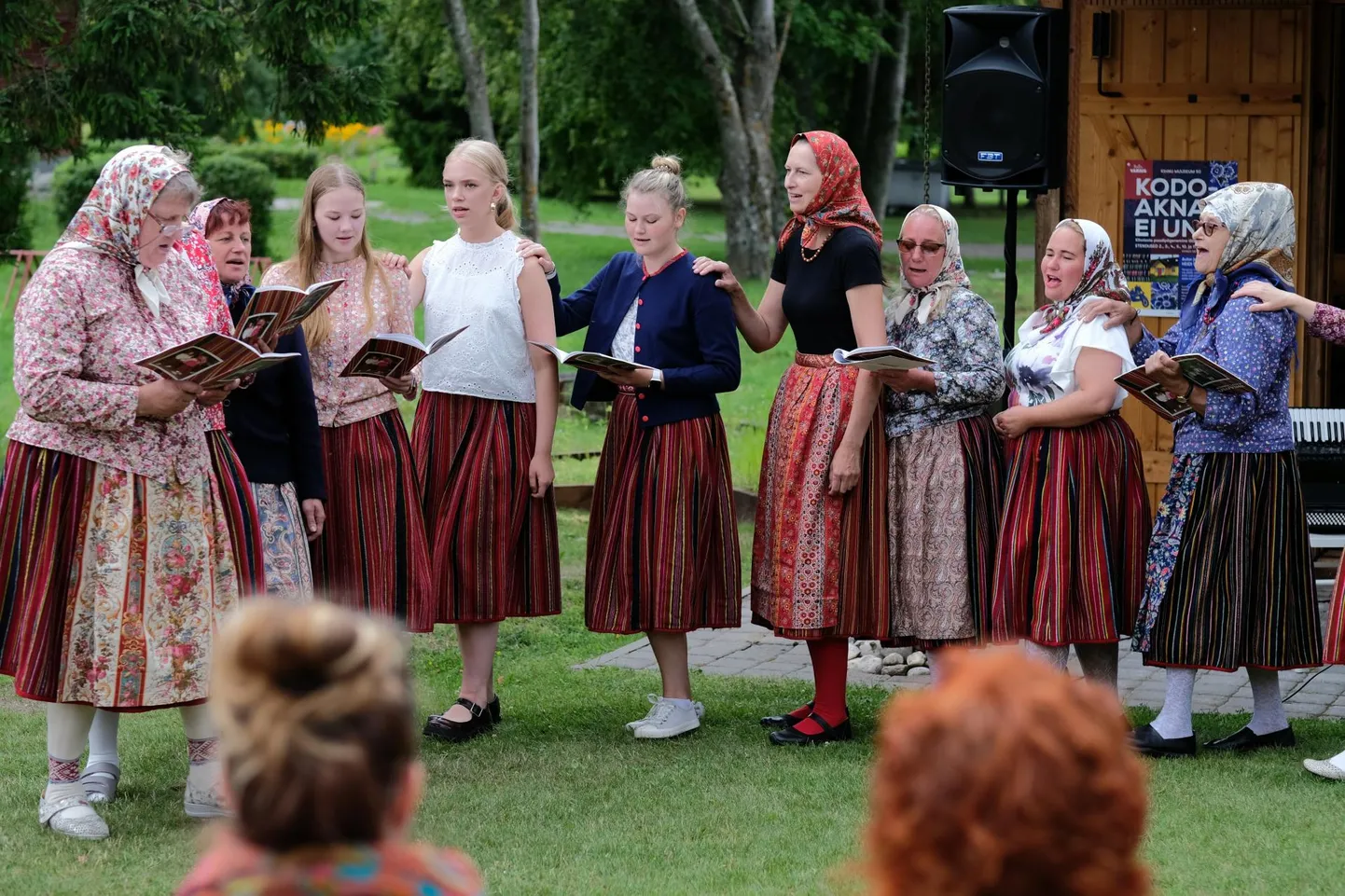 Kihnu muuseumi kuuri ees võtsid naised tantsuringi.