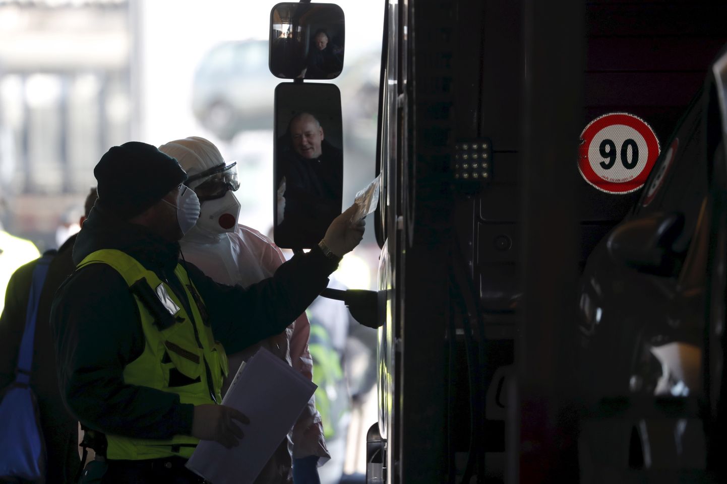Mediķi un policisti pārbauda tūristu autobusu. Ilustratīvs attēls. 