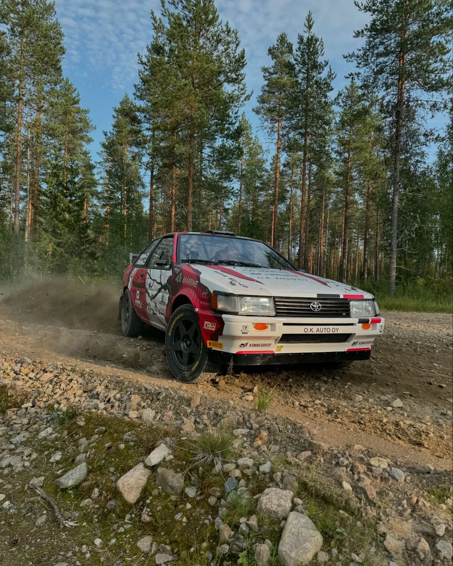 Jonne Halttunen taltsutab Toyota Corolla GT AE86-t.