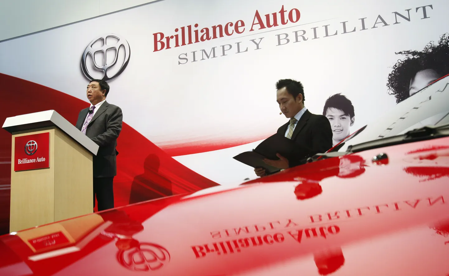 Brilliance Auto asepresident esinemas Detroidi autonäitusel.