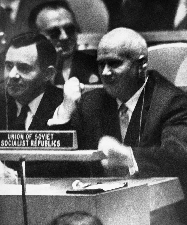 Nõukogude Liidu juht Nikita Hruštšov (paremal) 12. oktoobril 1960 USA-s New Yorgis ÜRO Peaassambleel, kus arutati kolonialismiteemal