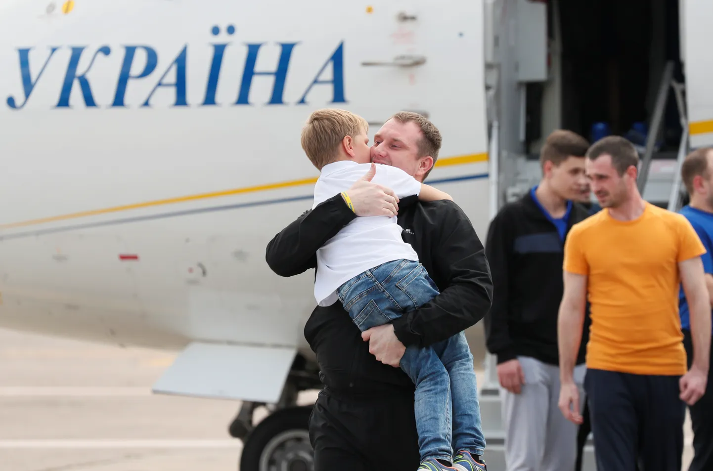 Семьи встречают освобожденных пленных в аэропорту Киева.