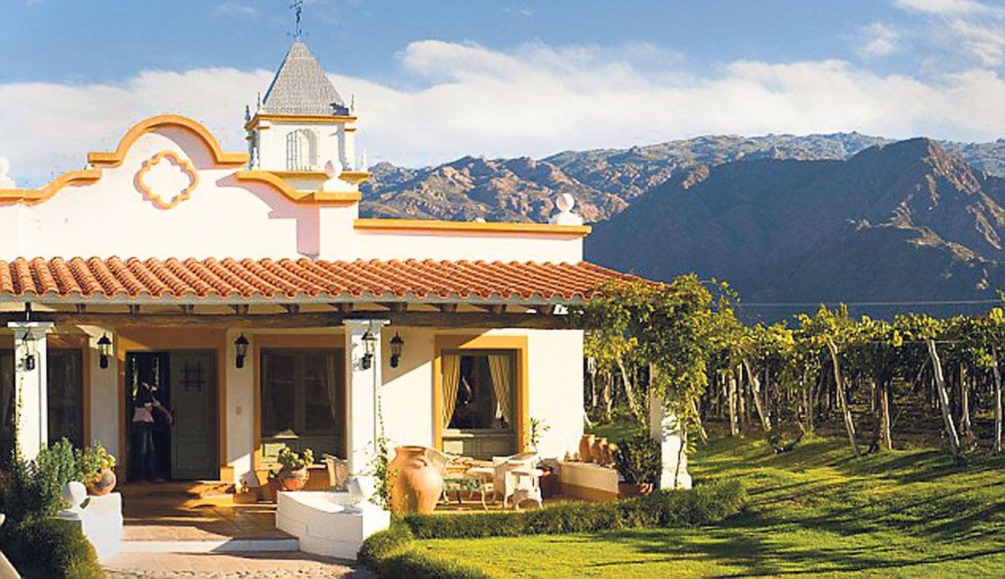 Doug Casey teine kodu la Estancia de Cafayate Saltas asub Argentina loodeosas Boliivia ja Tšiili piiri lähedal. Asundusest avaneb lummav vaade Andide mäestikule koos nõlvadel laiuvate viinamarjaistandustega.