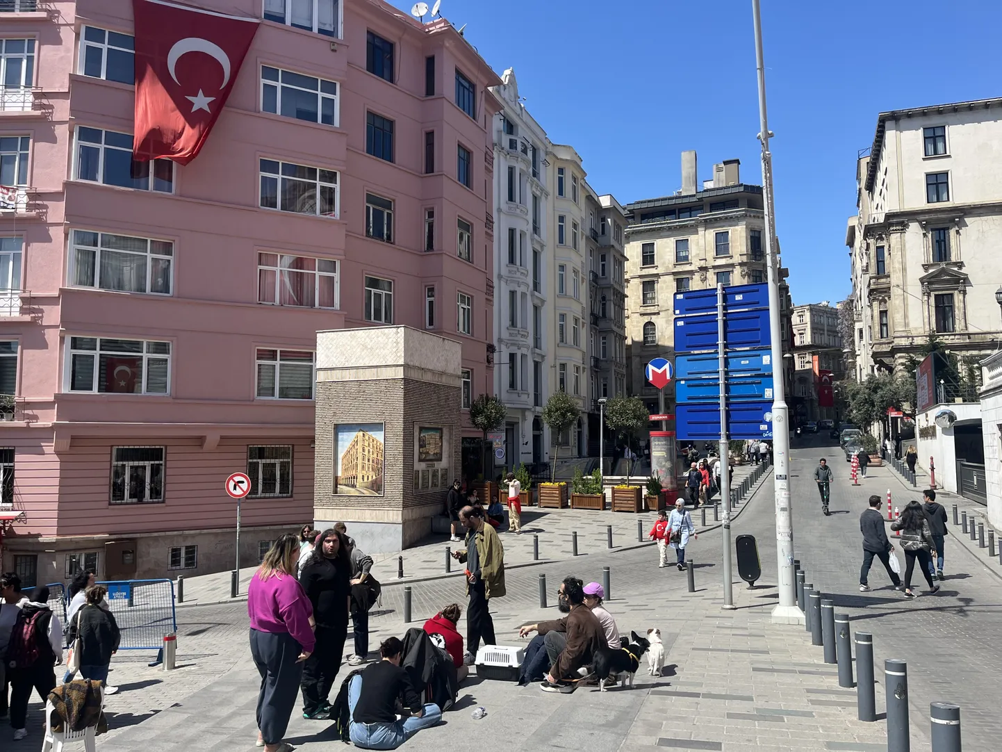 Inimesed ootamas Istanbulis pärast maavärinat järeltõugete lõppemist.