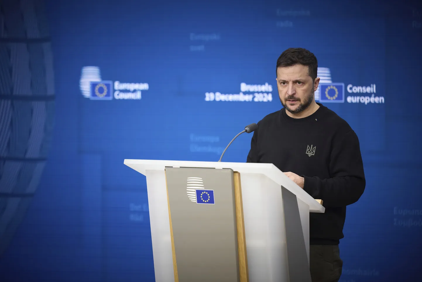Ukraina president Volodõmõr Zelenskõi pressikonverentsil Brüsselis.