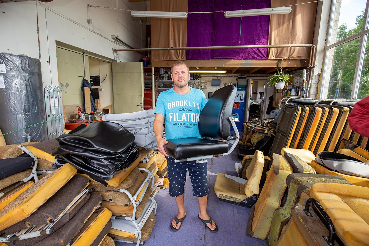 Pehmesisustus OÜ juht Toivo Kattai näitab uue kuue saanud kaitseväe auto istet. Iga iste käib läbi viie inimese käest. Kattai ise tegeleb asjaajamise ning toolide transportimisega.