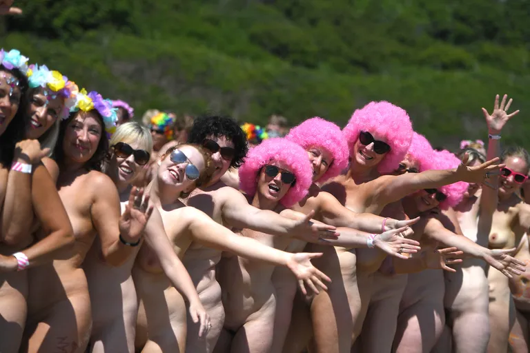 Iirimaal püstitati 2505 naise osavõtul alasti suplemise rekord