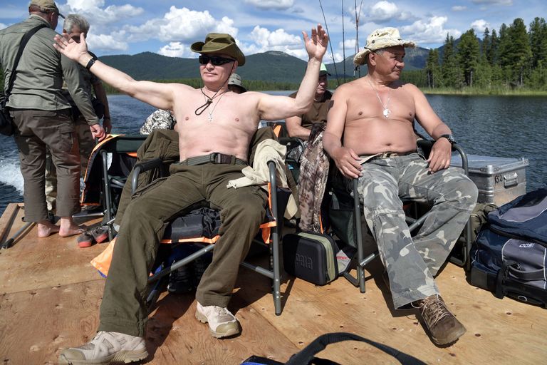 Vladimir Putin ja Sergei Šoigu nautisid hiljuti koos puhkusel olles päikest. / Scanpix
