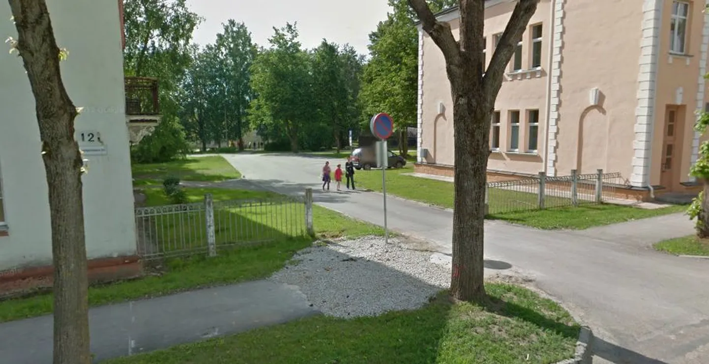 Слева - дом номер 12, справа - мэрия, и видна небольшая парковка "Только для работников горуправы"