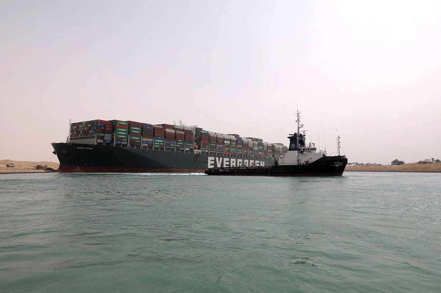 Suessi kanalis laevaliikluse peatanud hiiglaslik kaubalaev Ever Given.