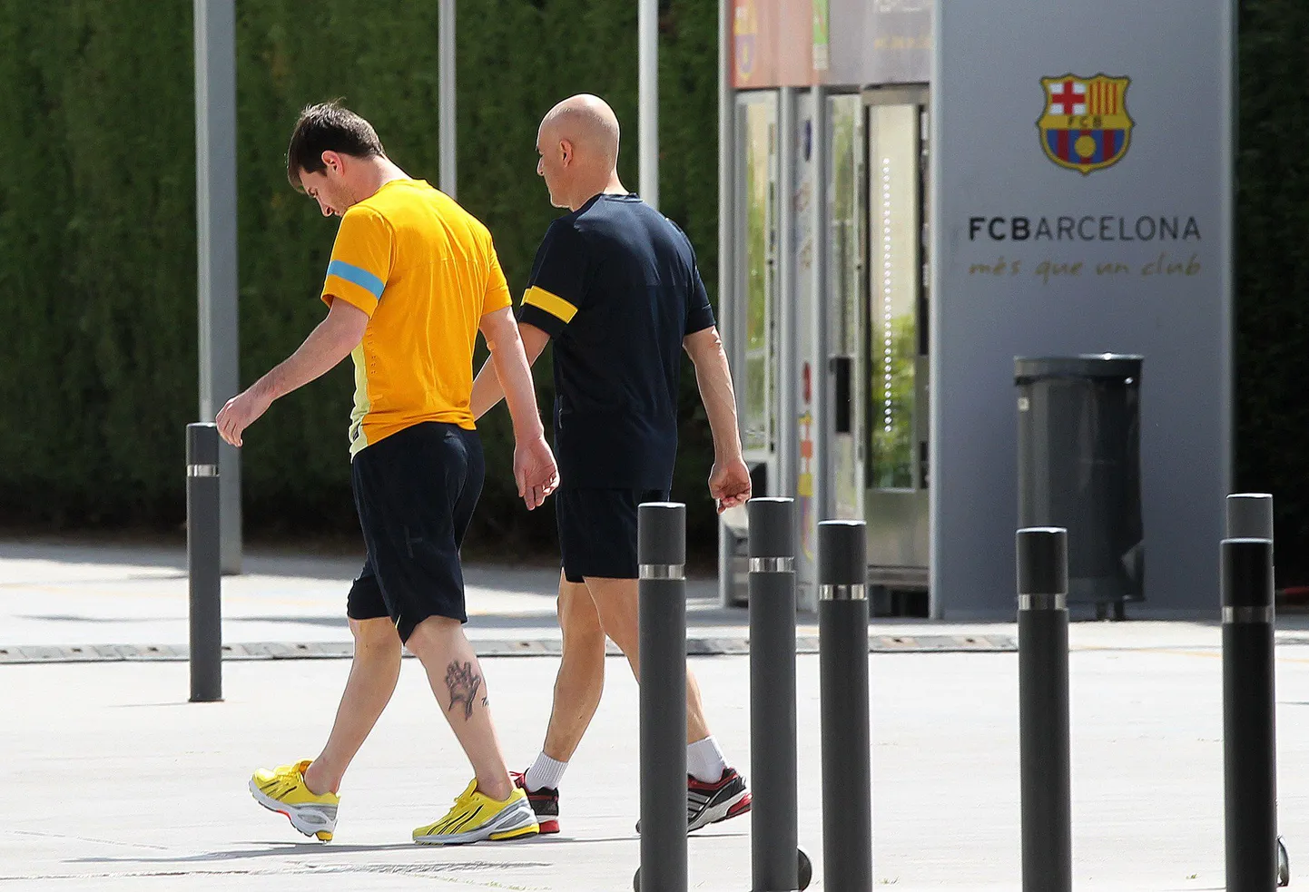 Lionel Messi (vasakul) teel Barcelona meditsiinikeskusesse.