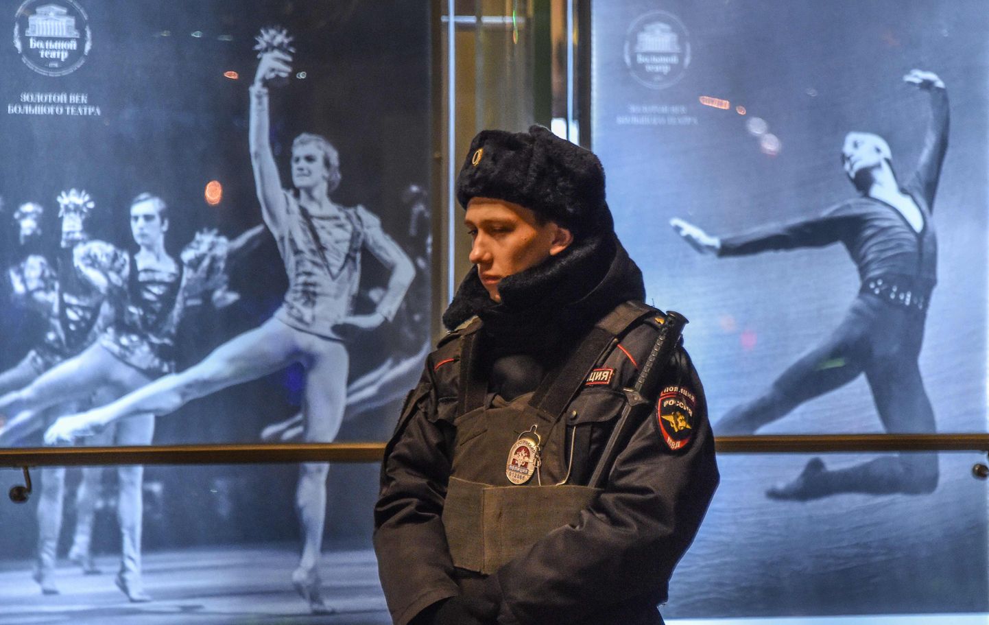 Venemaal Bolšoi teatri ees valvav politseinik. Teater on vaid üks hoonetest Venemaal, millele pommiähvardus tehti.